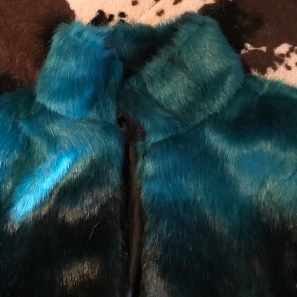 Cejon Turquoise and Black Faux Fur Vest - Picture 4 of 7